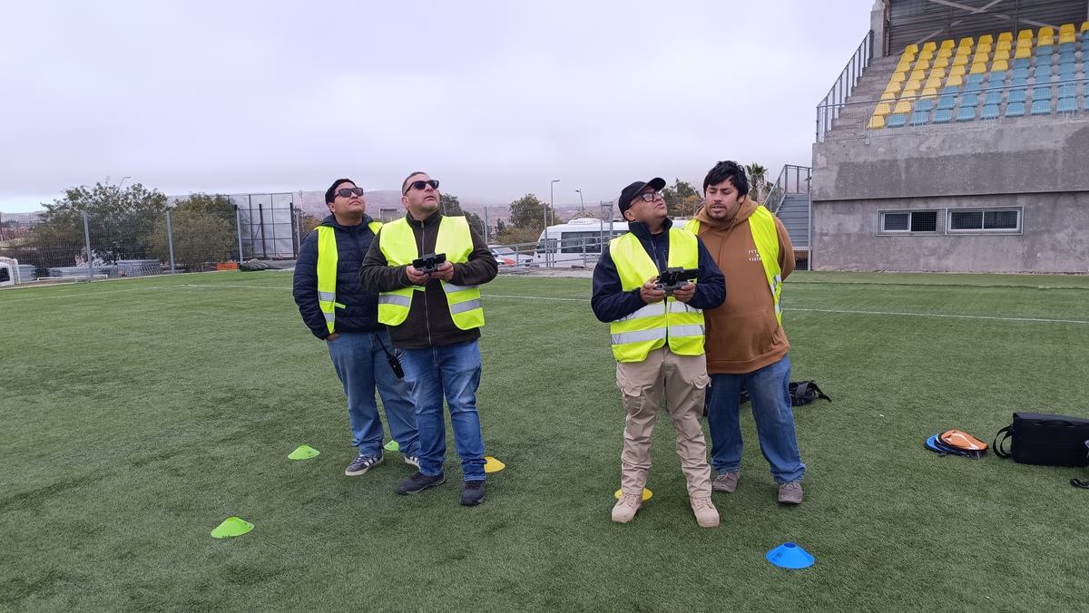 Funcionarios municipales de Andacollo operando el dron durante la práctica