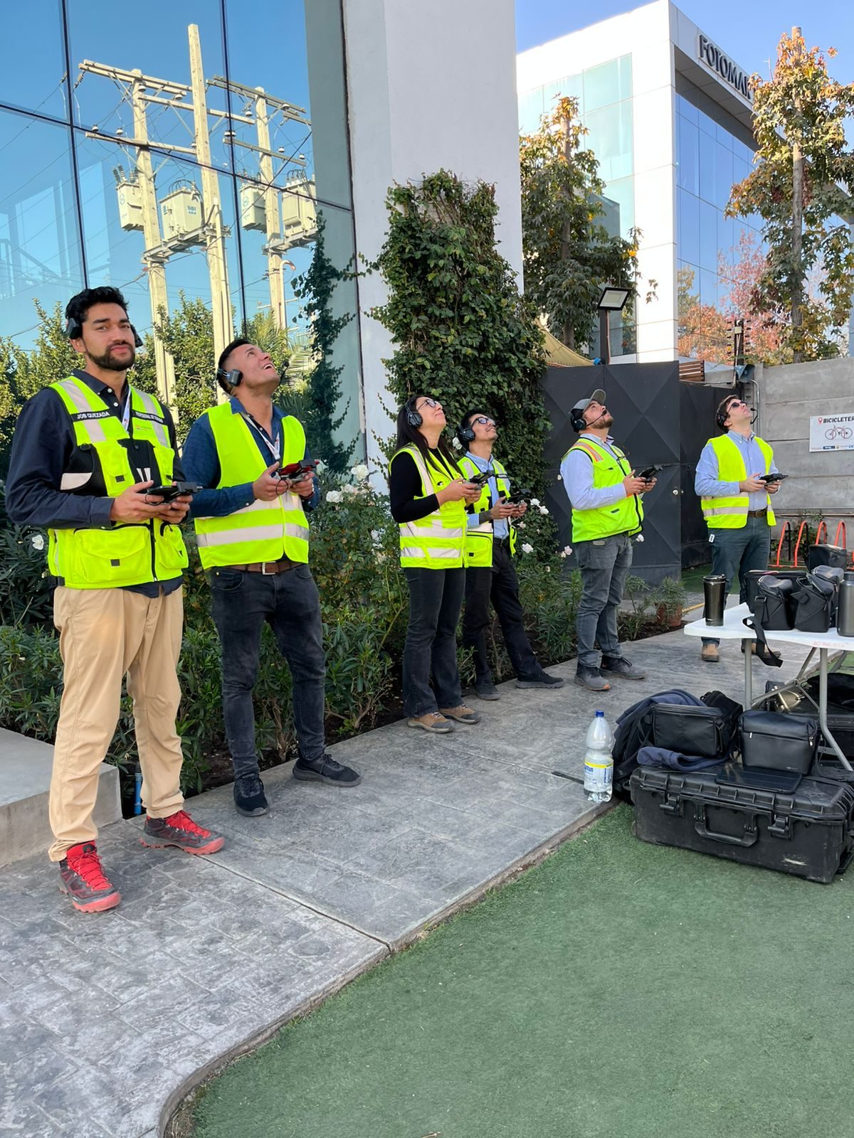 Equipo de seis trabajadores de Atakama Roofing en la capacitación de drones
