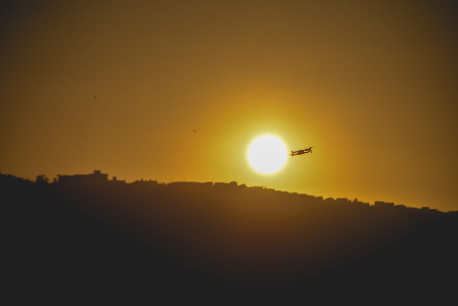 Dron volando al atardecer sobre Santiago