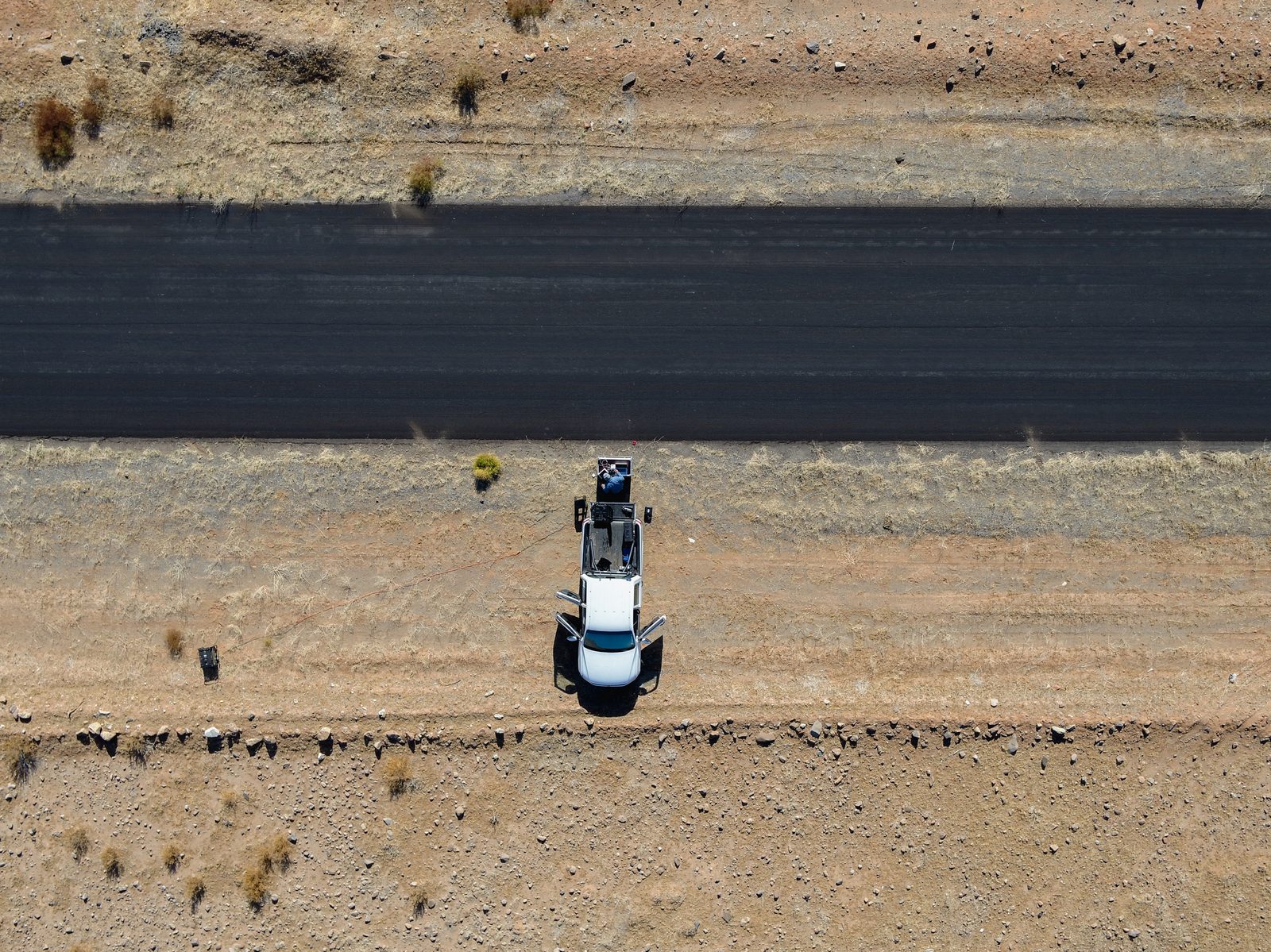 Vista aérea de un trabajo profesional con dron en terreno