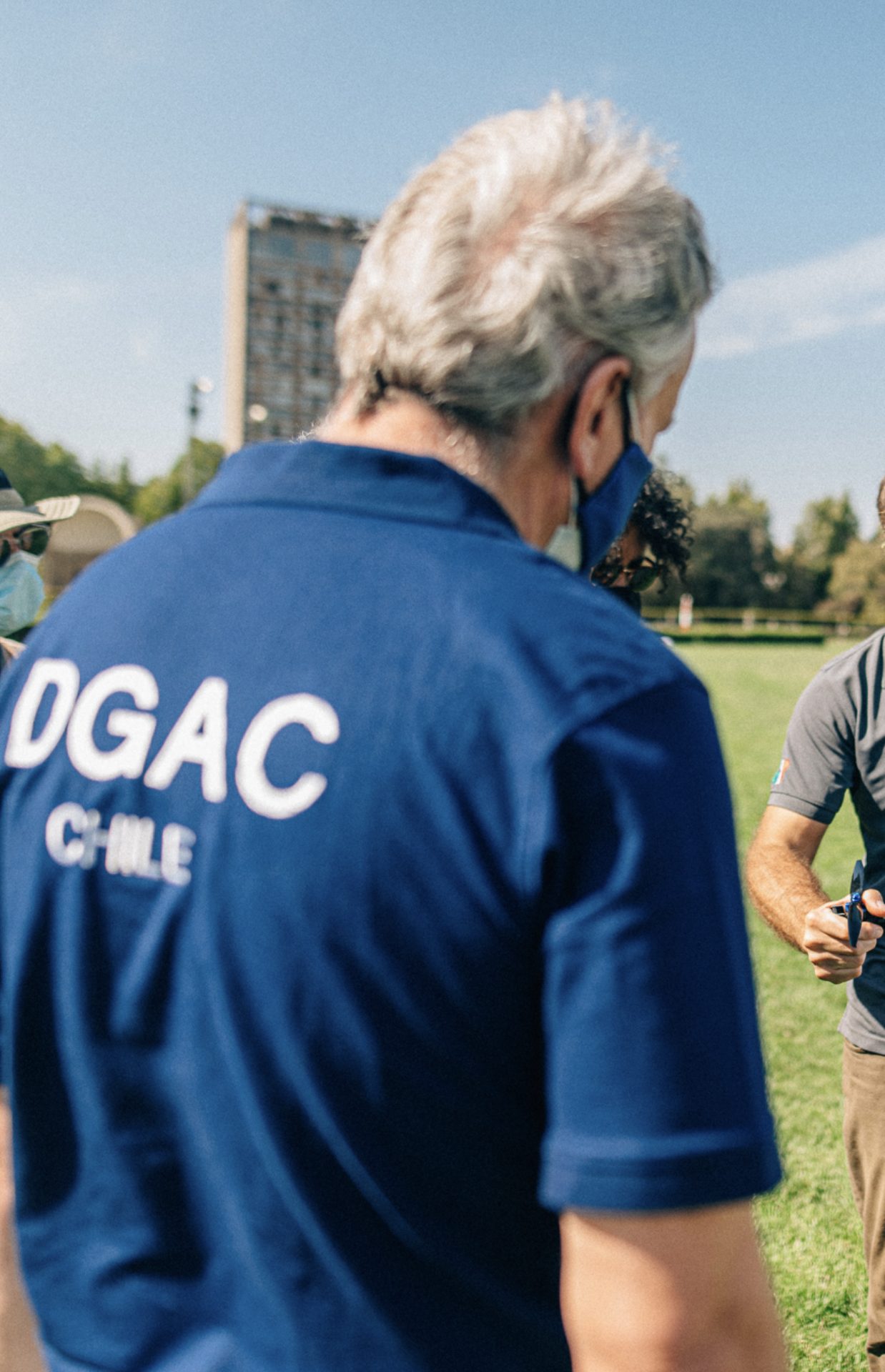 Funcionario de la DGAC Chile durante una operación de drones