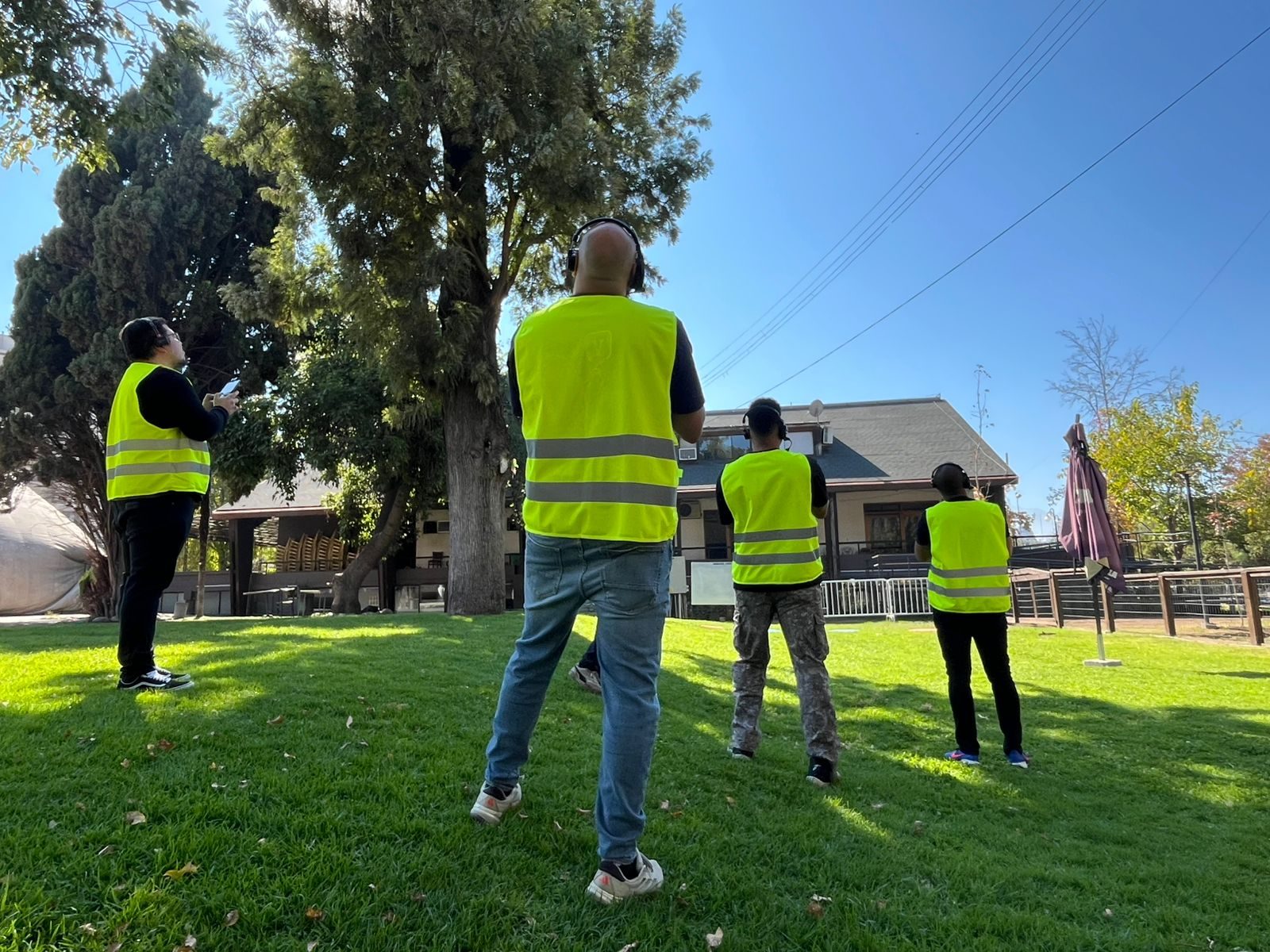 Operación de drones en terreno durante un curso de AÉREO