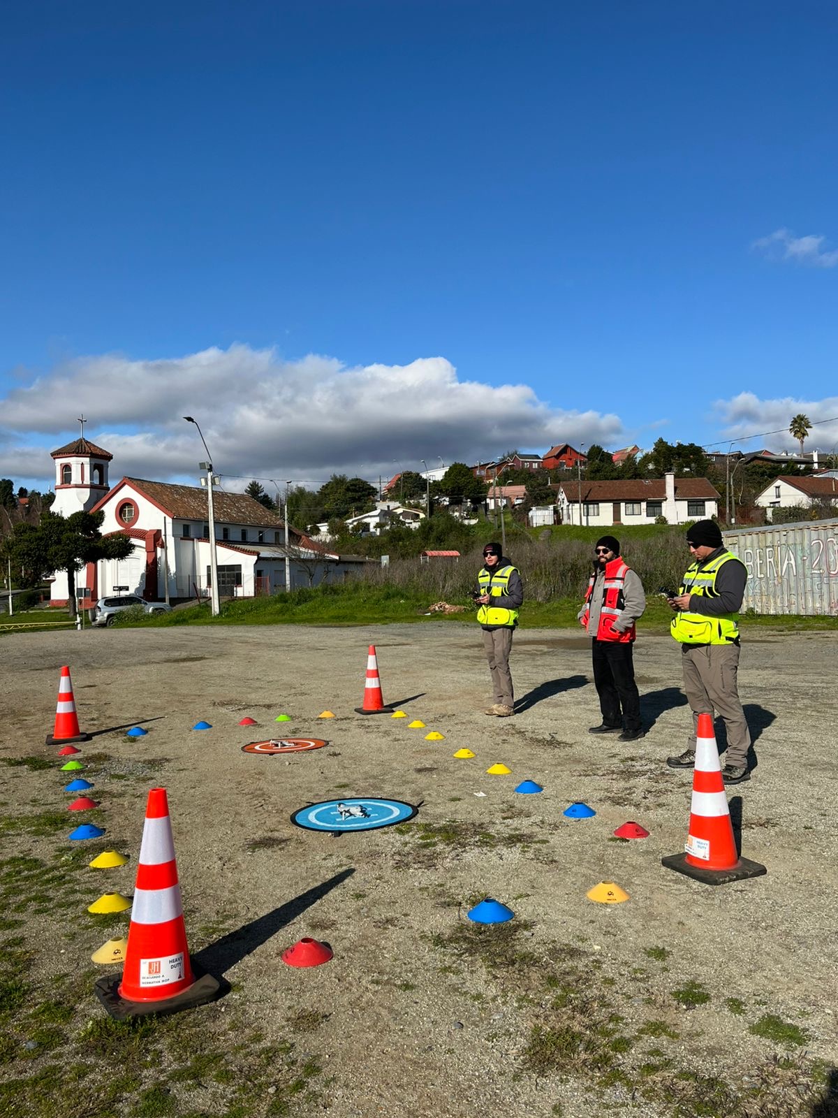 Funcionarios de la Municipalidad de Penco practicando vuelo de drones en terreno con AÉREO