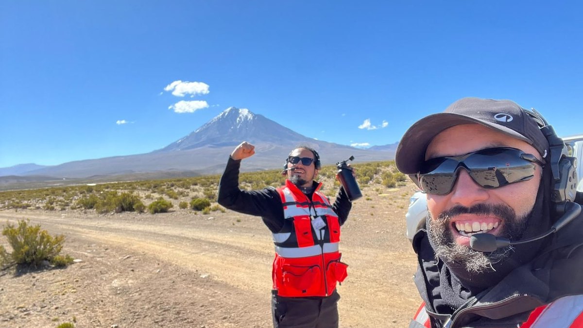 Equipo de AÉREO en terreno, en el altiplano, durante una operación del área de servicios