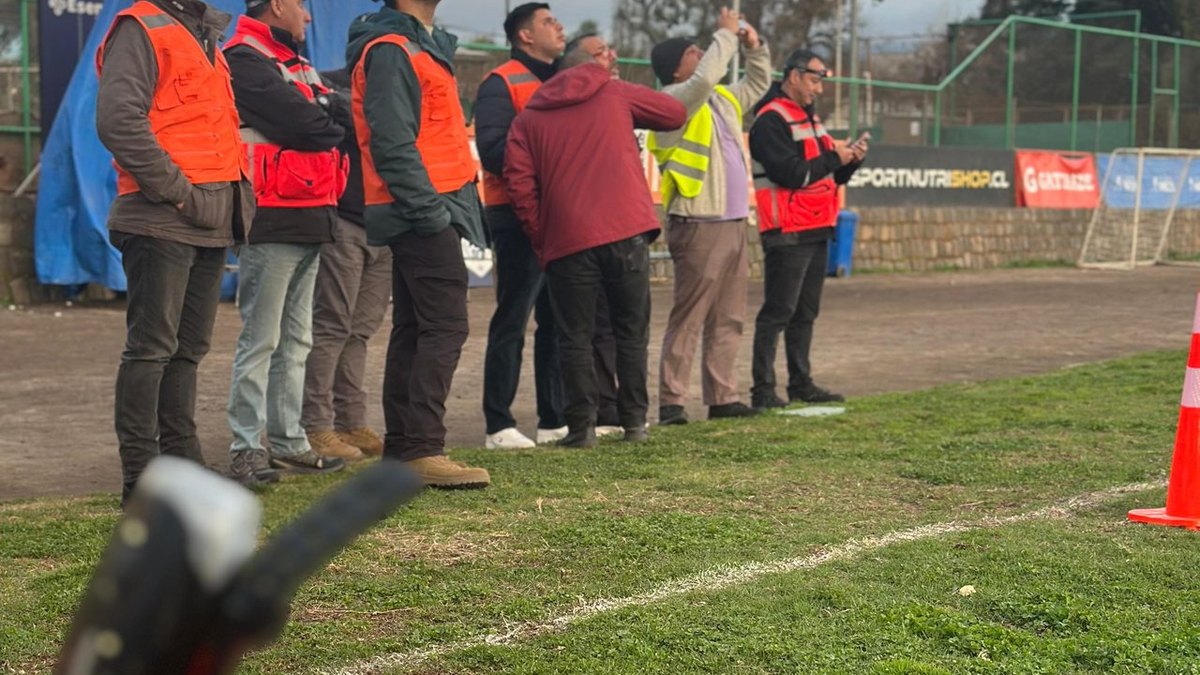 Alumnos de los Niveles 2 y 3 en línea, siguiendo el dron con la vista durante la práctica