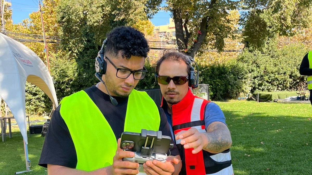 Instructor de AÉREO acompañando a un alumno con el control, en la práctica