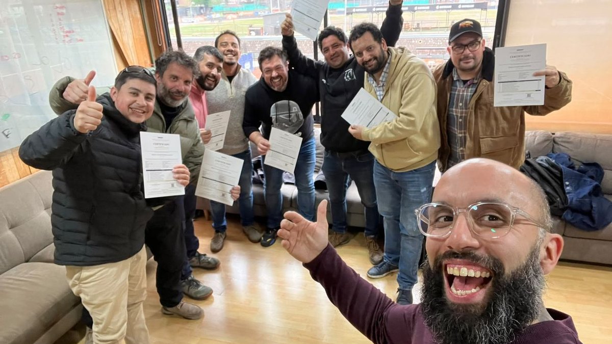 Egresados de AÉREO celebrando con su certificado del curso en la mano