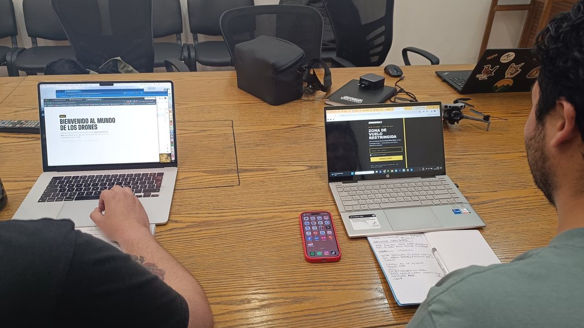 Alumno de AÉREO repasando la plataforma del curso de drones en dos pantallas