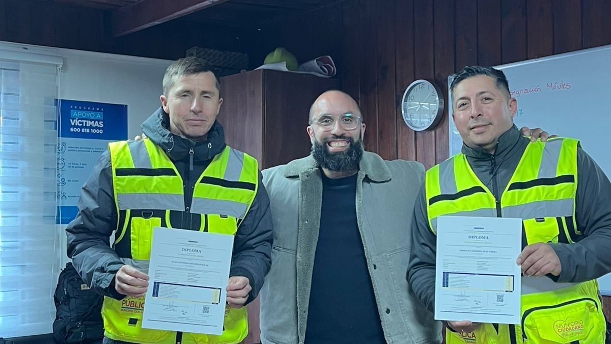 Equipo municipal de Penco con su certificado, tras el curso de AÉREO