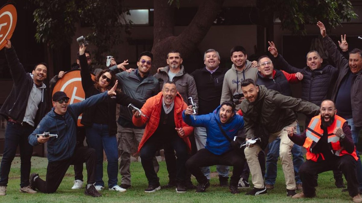 Una generación completa del curso de piloto de drones de AÉREO, al terminar