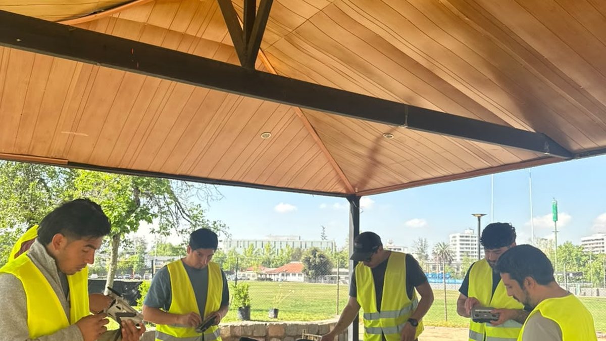 Grupo reducido de alumnos del curso de piloto de drones de AÉREO, cada uno con su propio equipo, preparando el vuelo