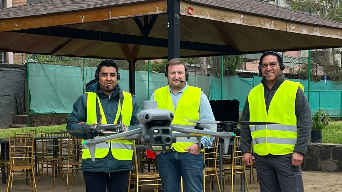Tres alumnos del Nivel 2 de AÉREO sosteniendo el dron Matrice al terminar la jornada de práctica