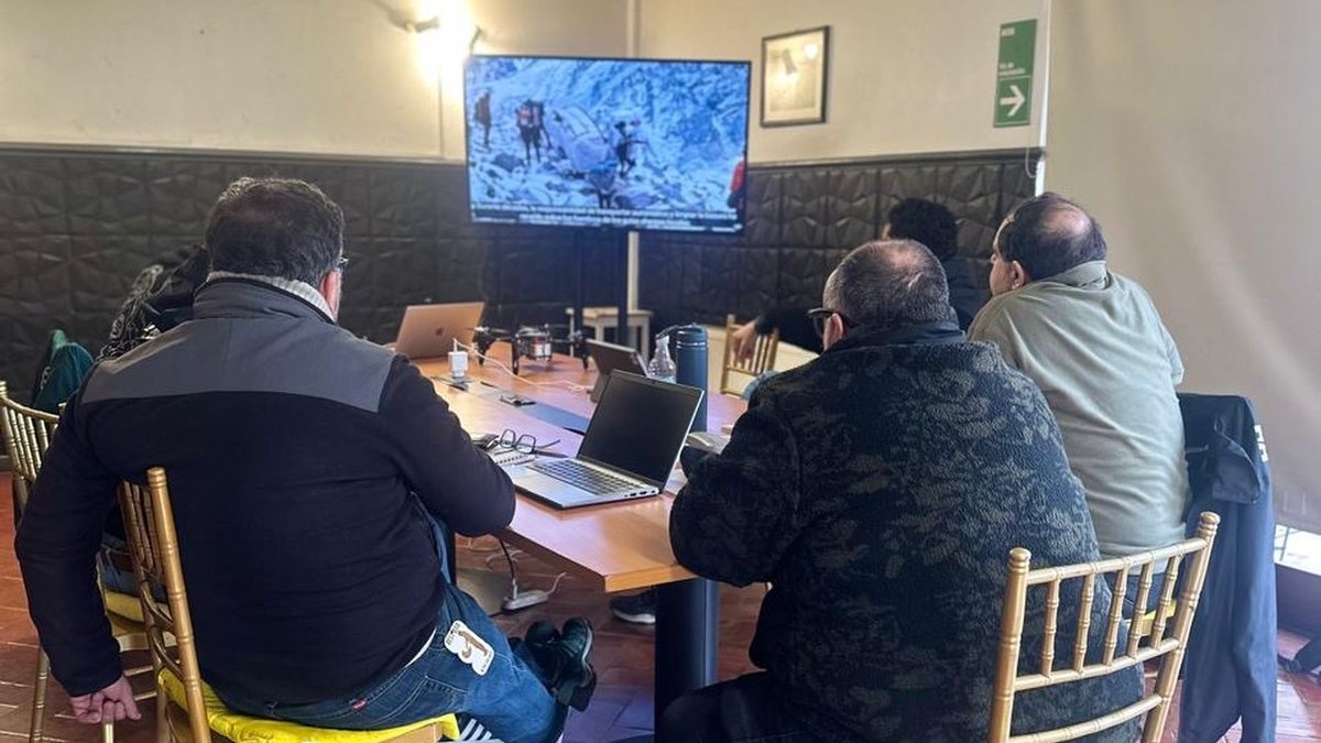 Clase teórica del curso de piloto de drones de AÉREO en sala