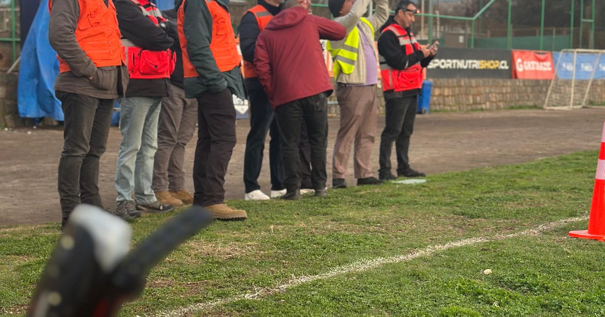 La primera generación de los Niveles 2 y 3 de AÉREO en línea, siguiendo el dron con la vista en la cancha