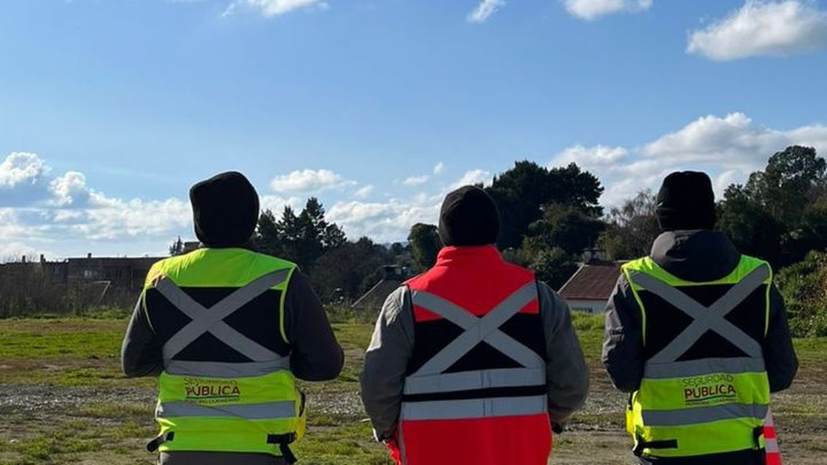 Tres pilotos de AÉREO siguiendo el dron con la vista durante una práctica