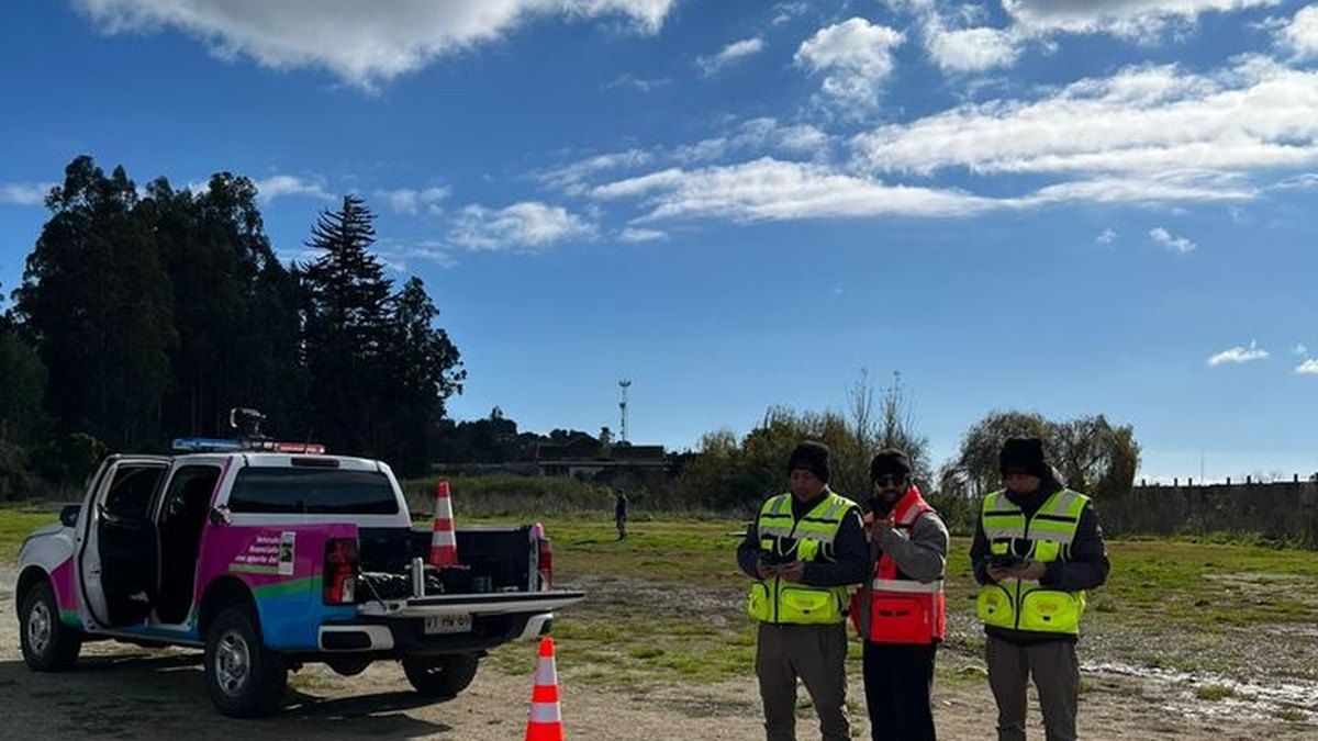 Operación de seguridad de AÉREO con dron en terreno