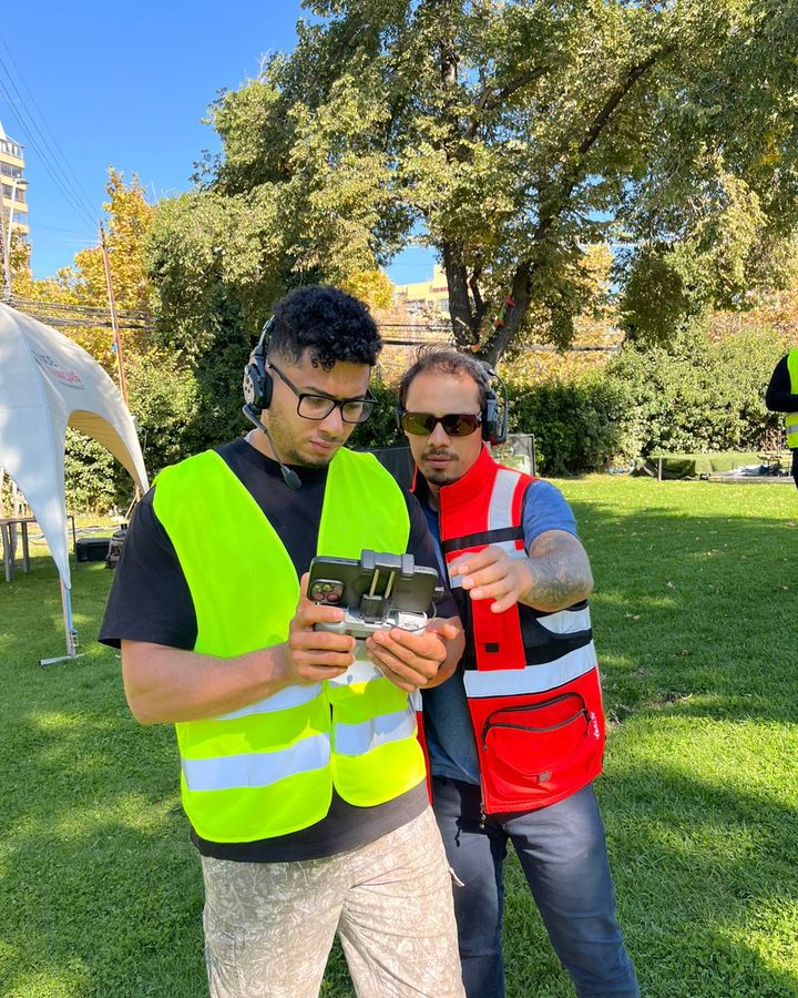 Instructor de AÉREO enseñando a un alumno a operar el control del dron