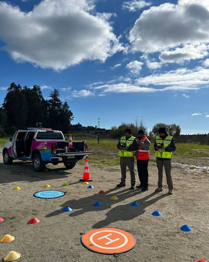 Equipo municipal de seguridad operando drones en terreno