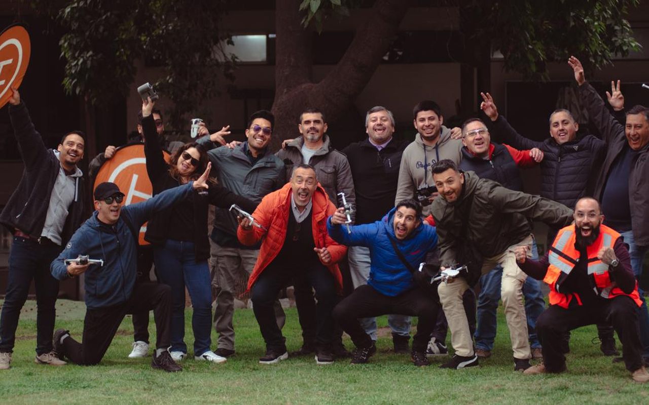 Generación completa de alumnos de AÉREO al terminar el curso