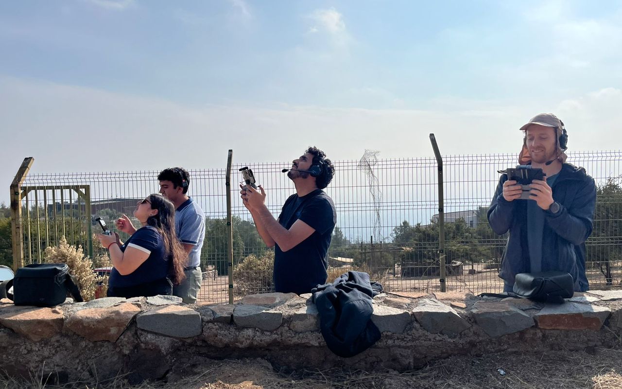 Alumnos volando drones en línea durante la práctica del curso