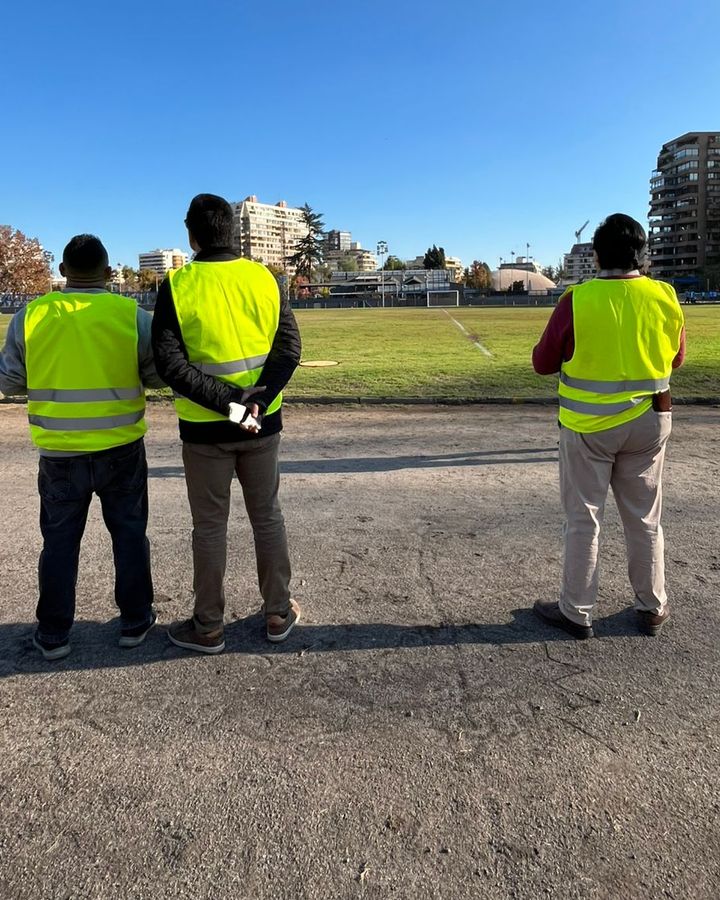 Alumnos volando en la cancha del Stade Français en Las Condes