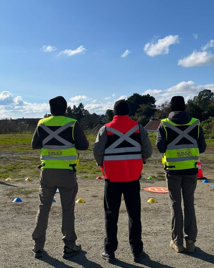 Tres pilotos manteniendo contacto visual con el dron durante la práctica