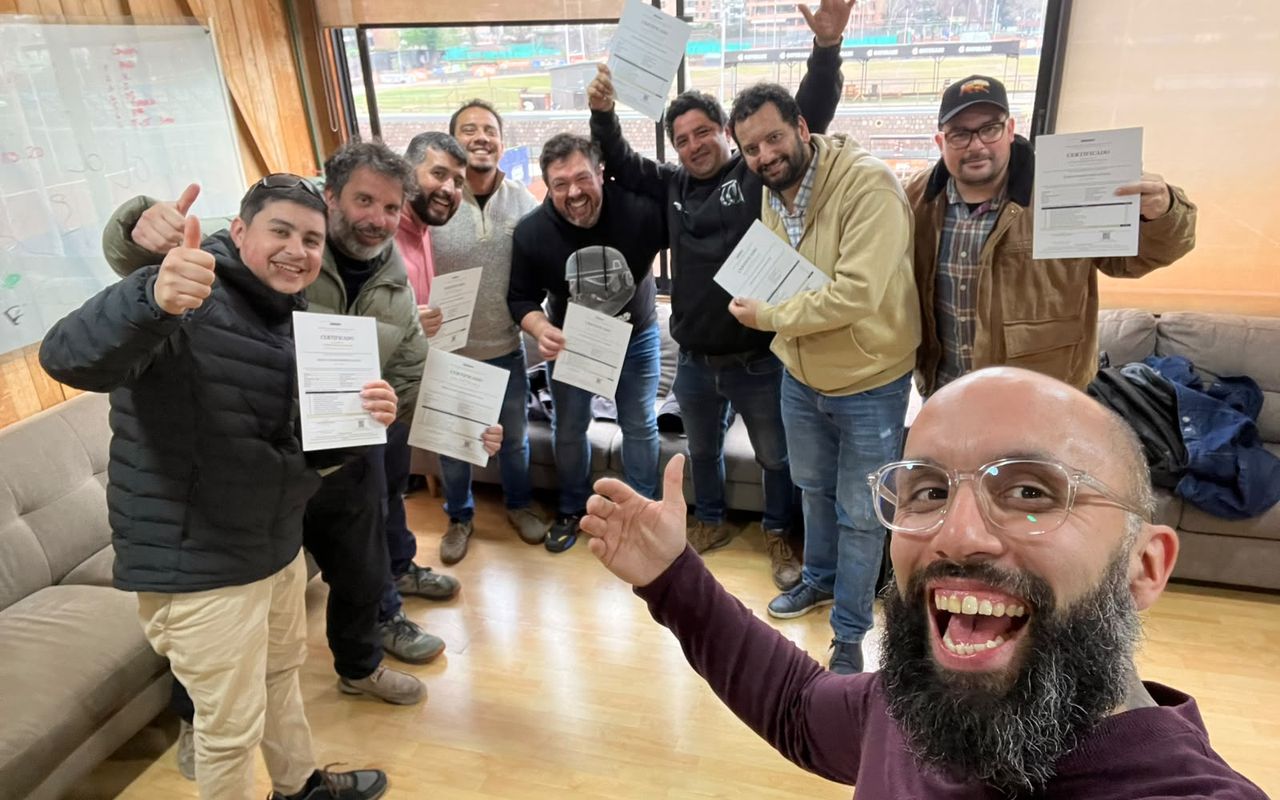 Alumnos celebrando con su certificado del curso de piloto de drones