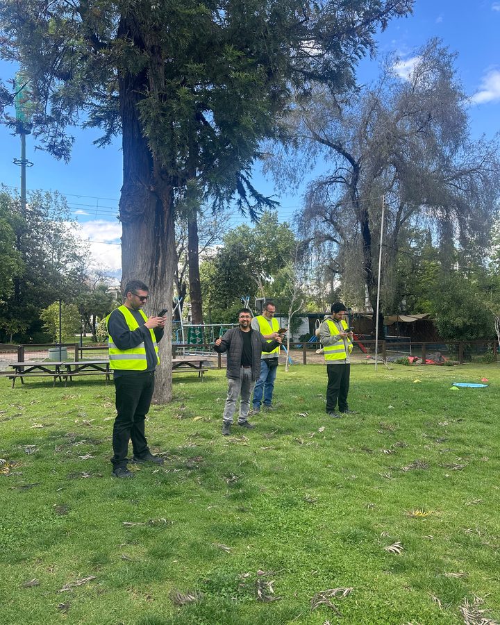 El instructor corrige la maniobra en pleno vuelo, en la cancha