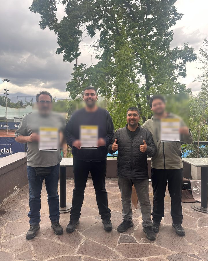 Egresados del Curso Piloto de Drones DGAC con su diploma en la mano