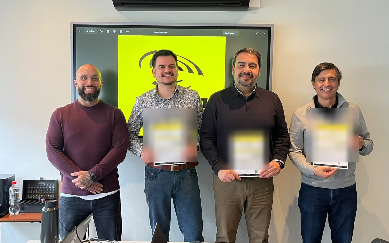 Equipo de una empresa recibe su diploma del curso dictado en sus oficinas