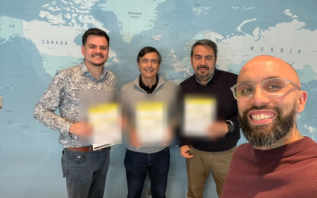 Instructor de AÉREO con el equipo certificado de una empresa y sus diplomas