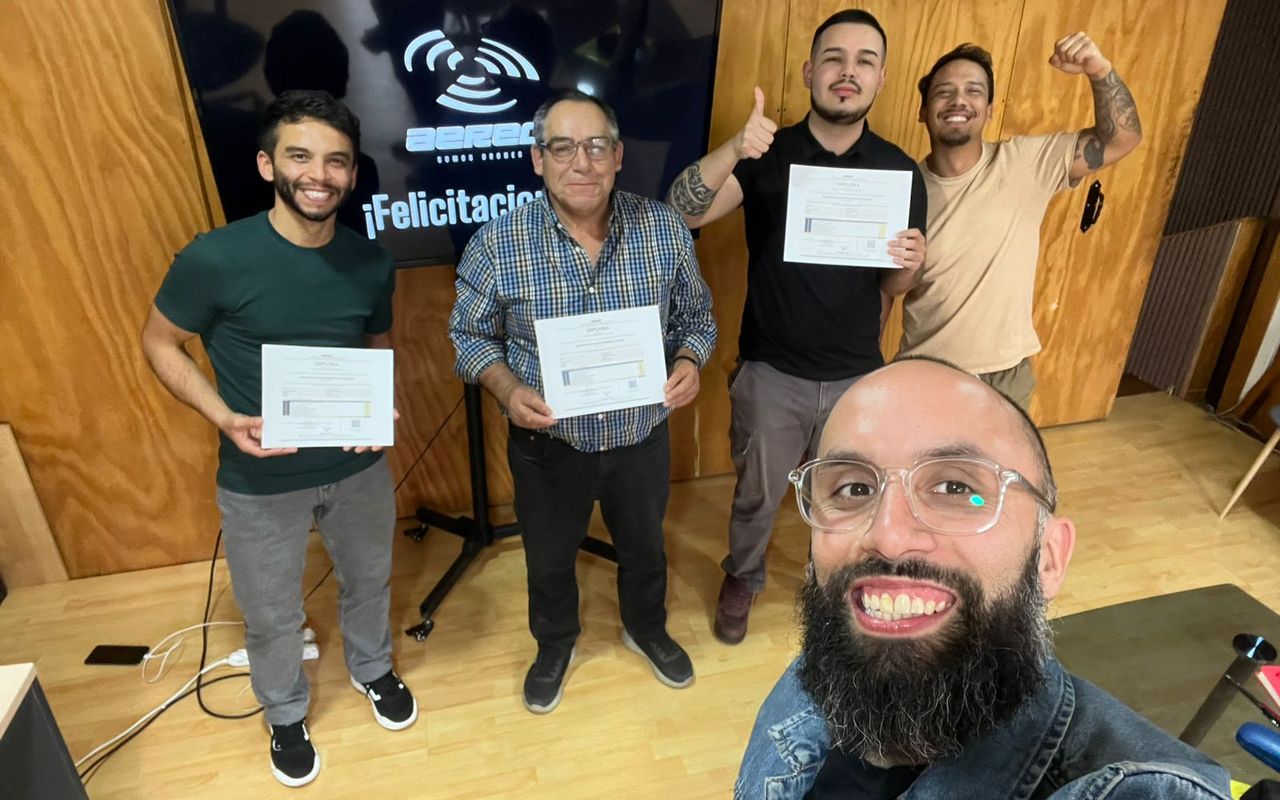 Alumnos de AÉREO recibiendo su diploma al terminar el curso