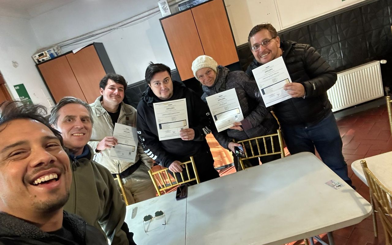 Grupo de alumnos con sus diplomas del curso de piloto RPAS