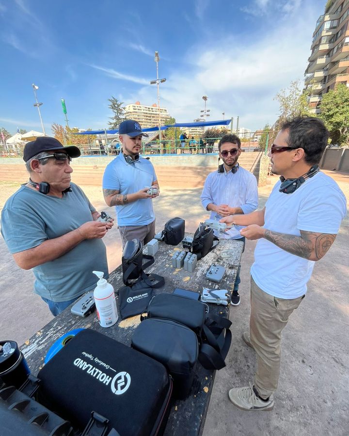 Instructor explicando los equipos y baterías antes de la práctica