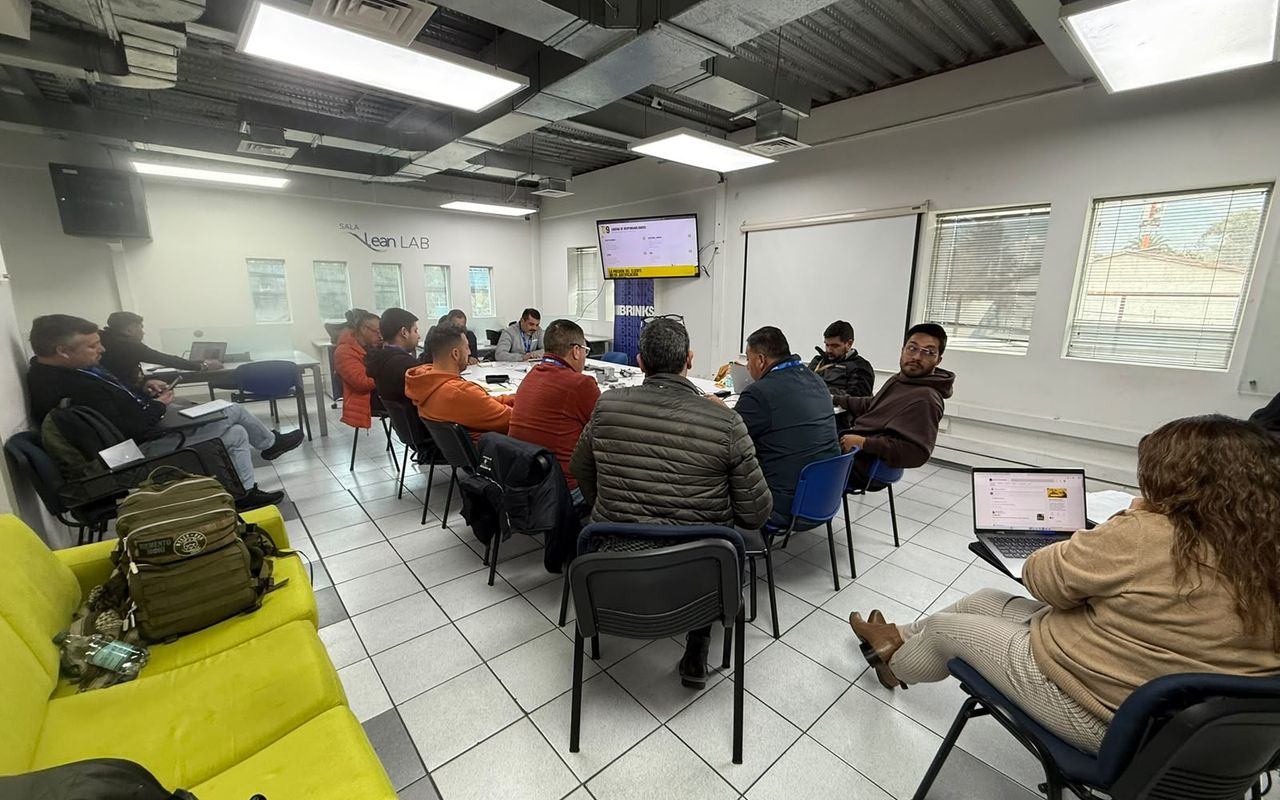 Clase teórica de drones dictada en las instalaciones de una empresa