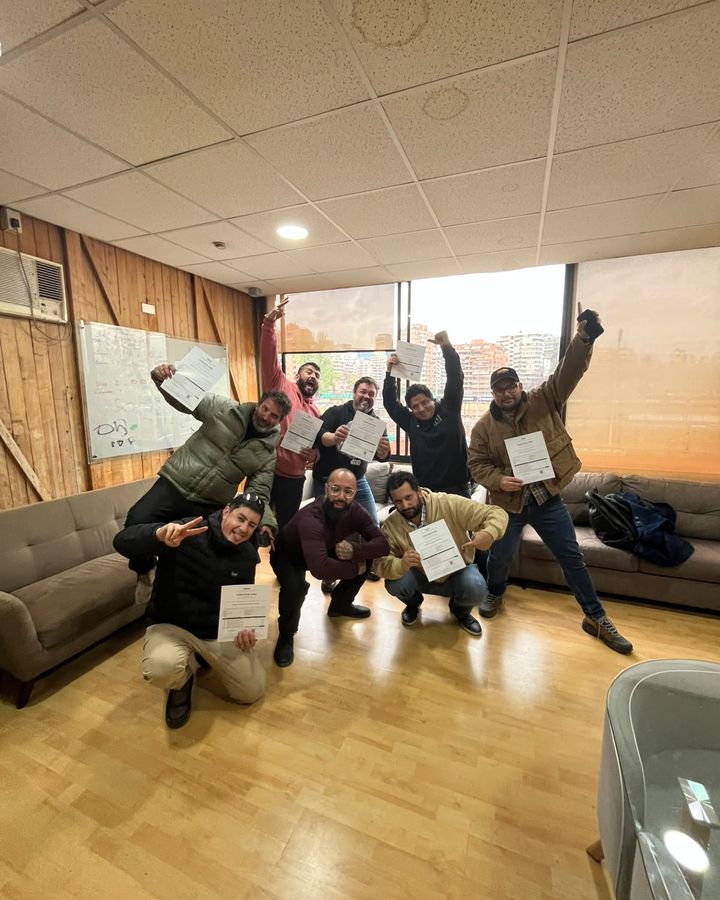 Alumnos celebrando en la sala al terminar el curso