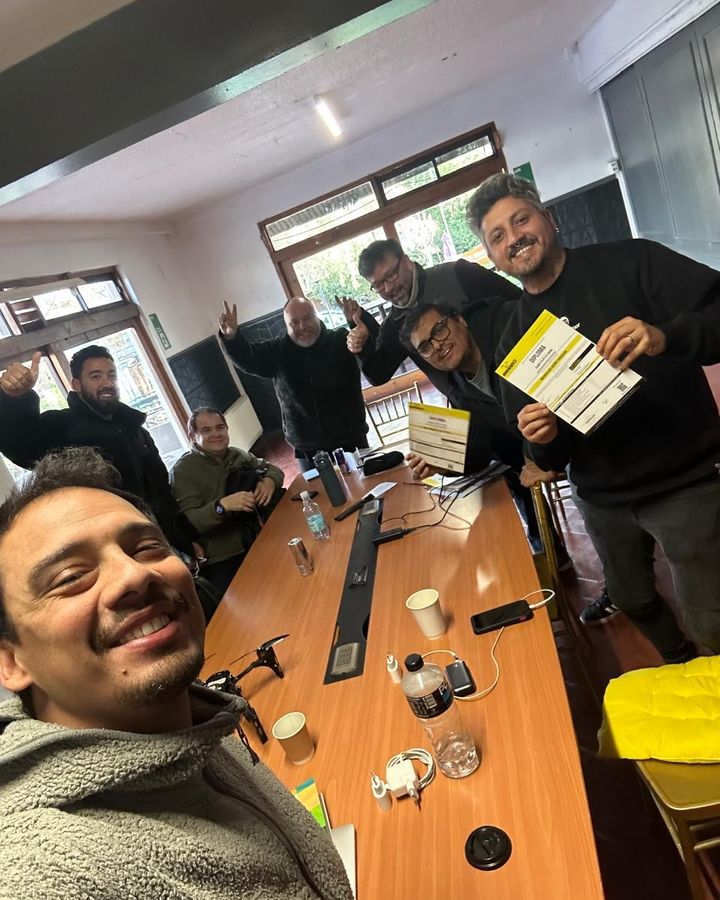 Alumnos celebrando con su diploma al final del curso
