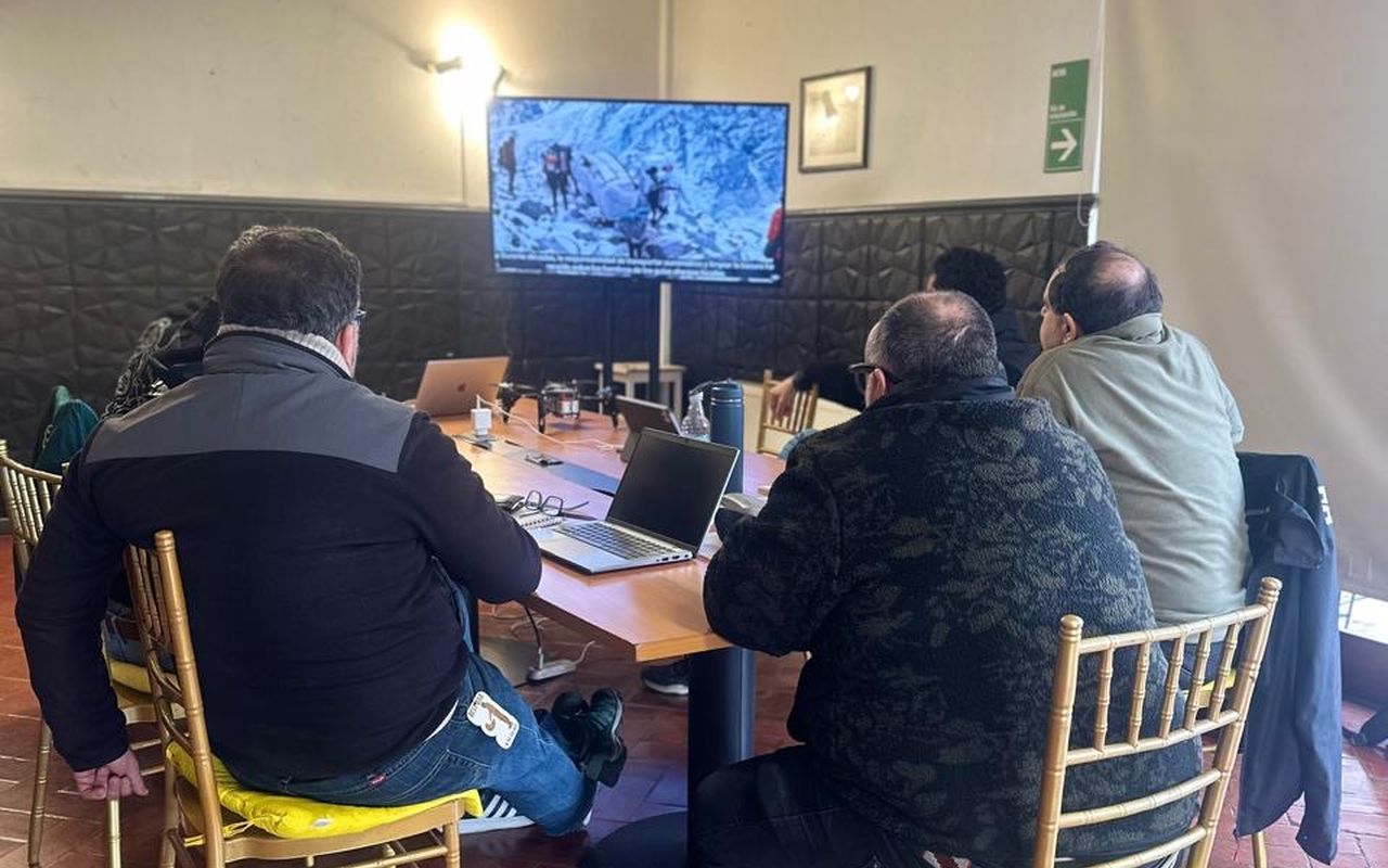 Clase teórica del curso de piloto de drones en sala
