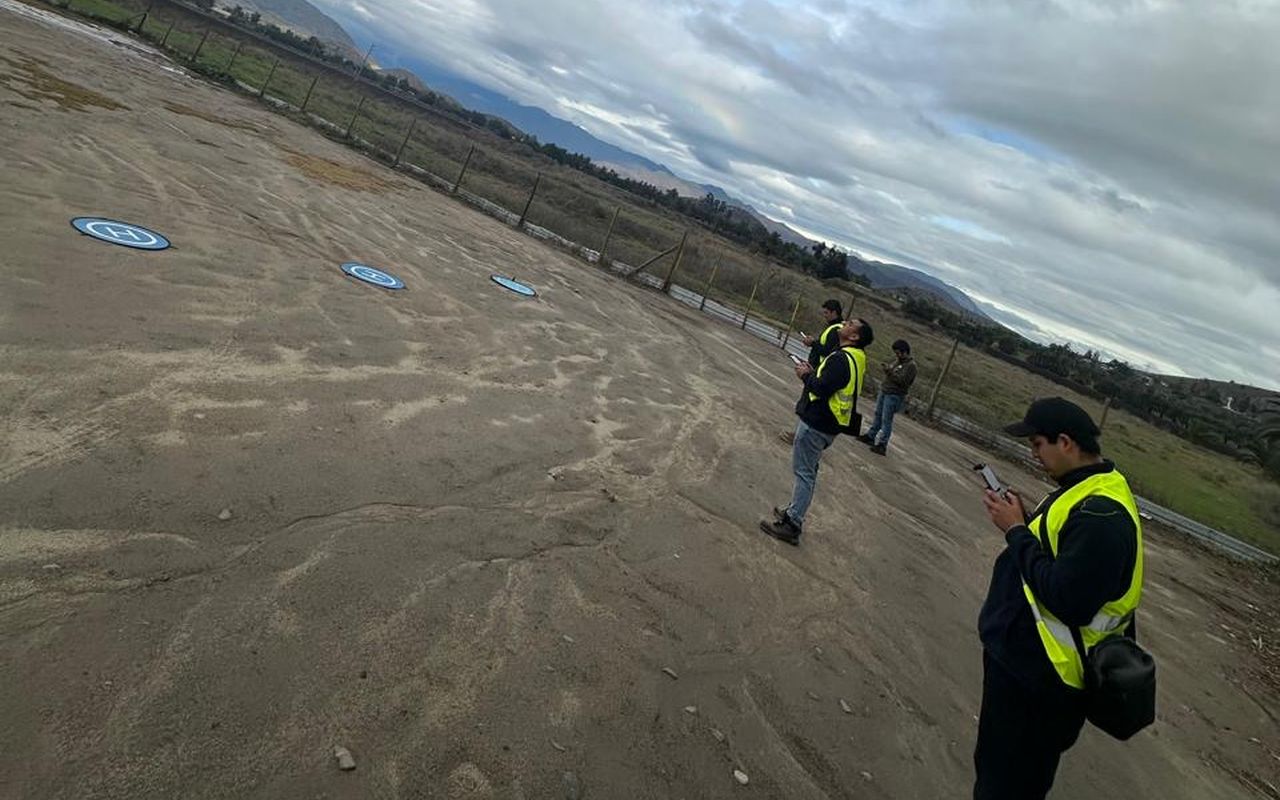 Alumnos volando drones en un campo abierto durante la práctica