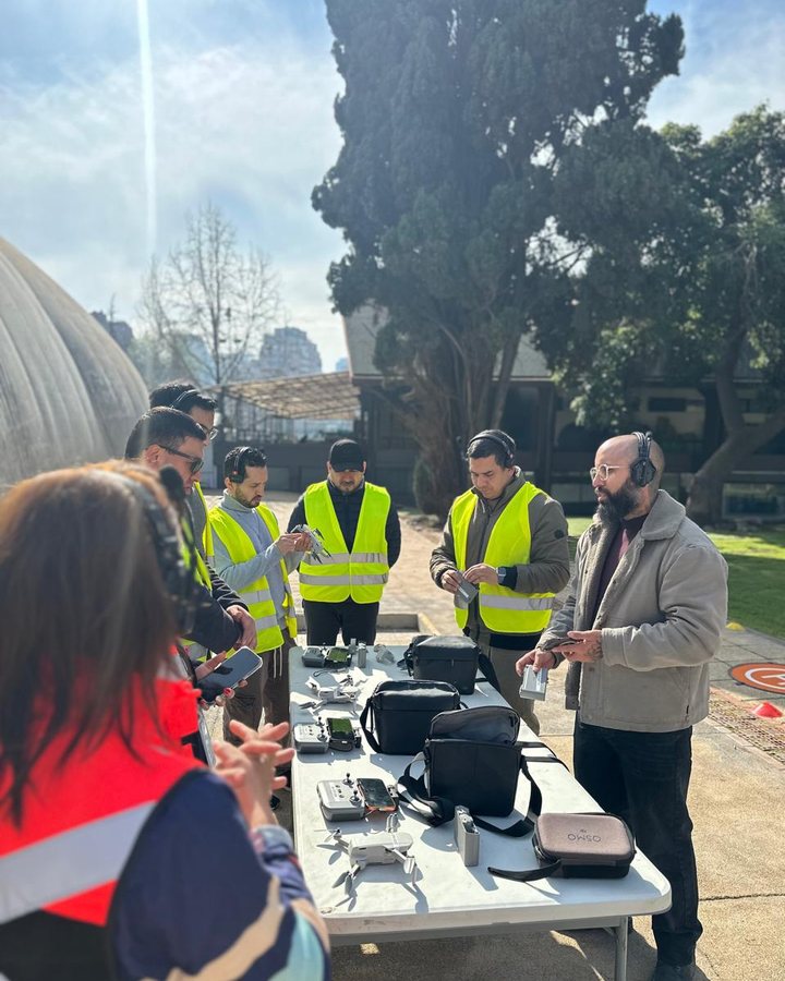 Alumnos de AÉREO revisando drones y baterías sobre la mesa antes de la práctica de vuelo