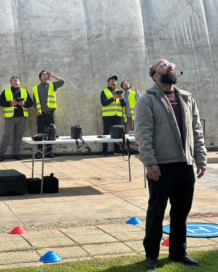 Grupo de alumnos manteniendo contacto visual con el dron durante la práctica en Las Condes