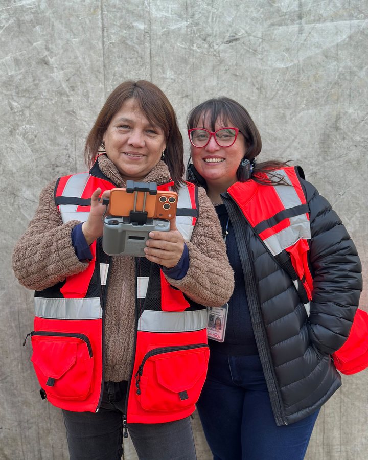 Dos alumnas de AÉREO con el control del dron después de su primer vuelo