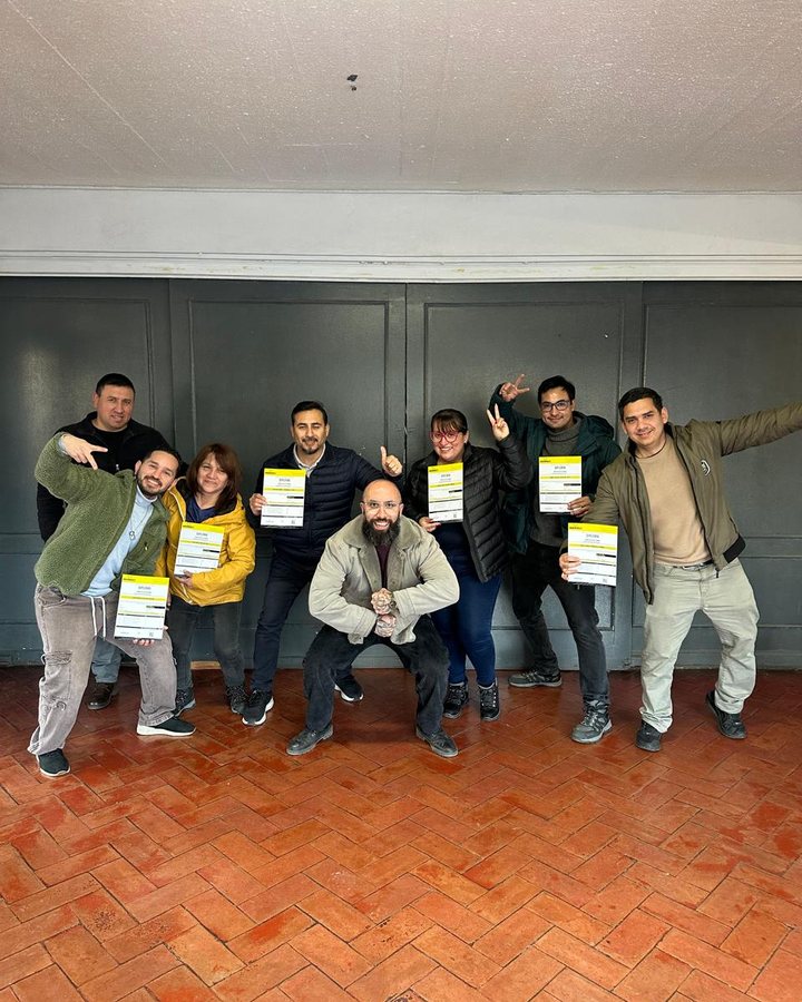 Generación de alumnos celebrando con su diploma al terminar el curso de piloto de drones