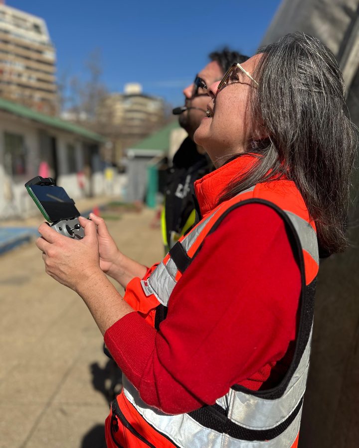 Alumna de AÉREO volando el dron mientras el instructor la acompaña al lado