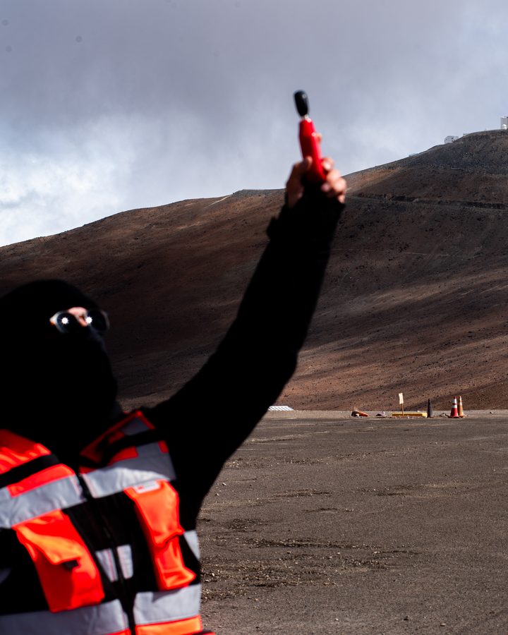 Instructor de AÉREO levantando el dron antes del despegue en el Observatorio Paranal