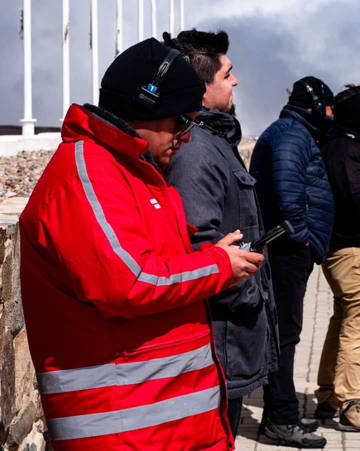 Equipo de seguridad de ISEG operando drones en el Observatorio Paranal
