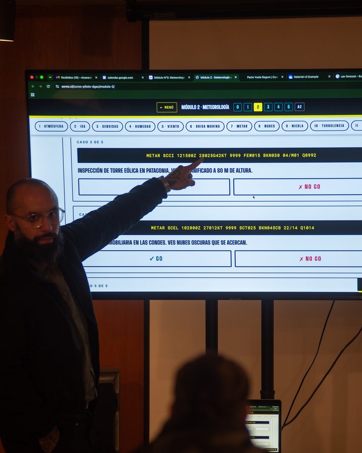 Clase de meteorología del curso AÉREO dictada en el Observatorio Paranal