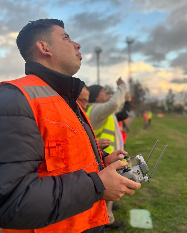 Alumno del Nivel 3 volando al atardecer, con el mando en la mano