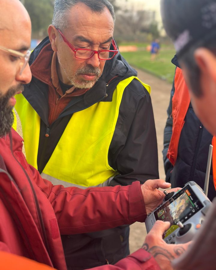 El instructor muestra la pantalla del mando a un alumno del Nivel 2