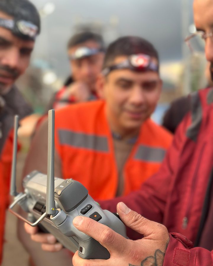 Alumnos del Nivel 2 alrededor del mando del Matrice durante la habilitación